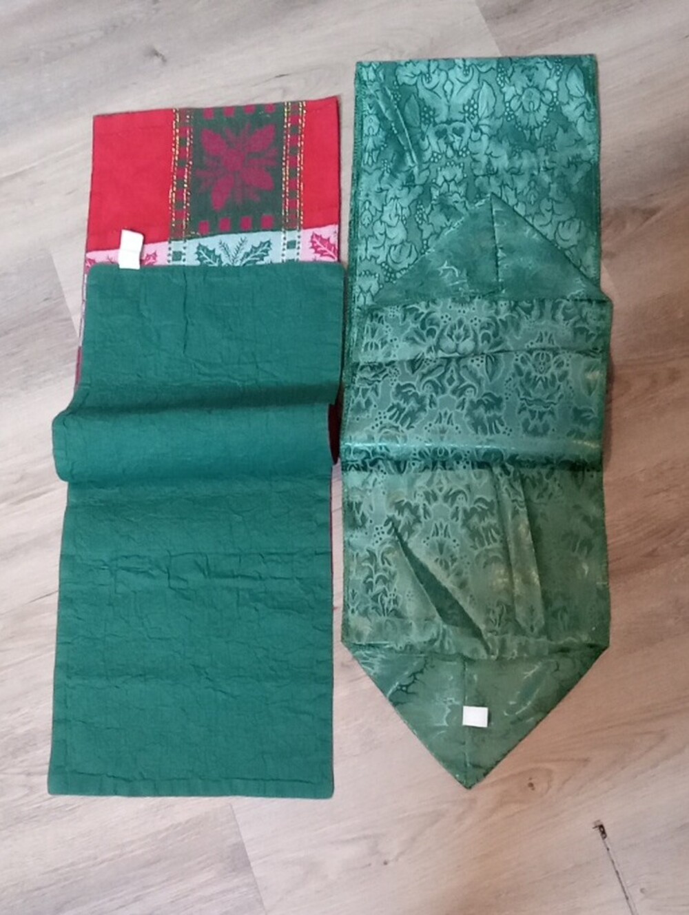 Christmas Table Runner Set - Picture 3 of 7